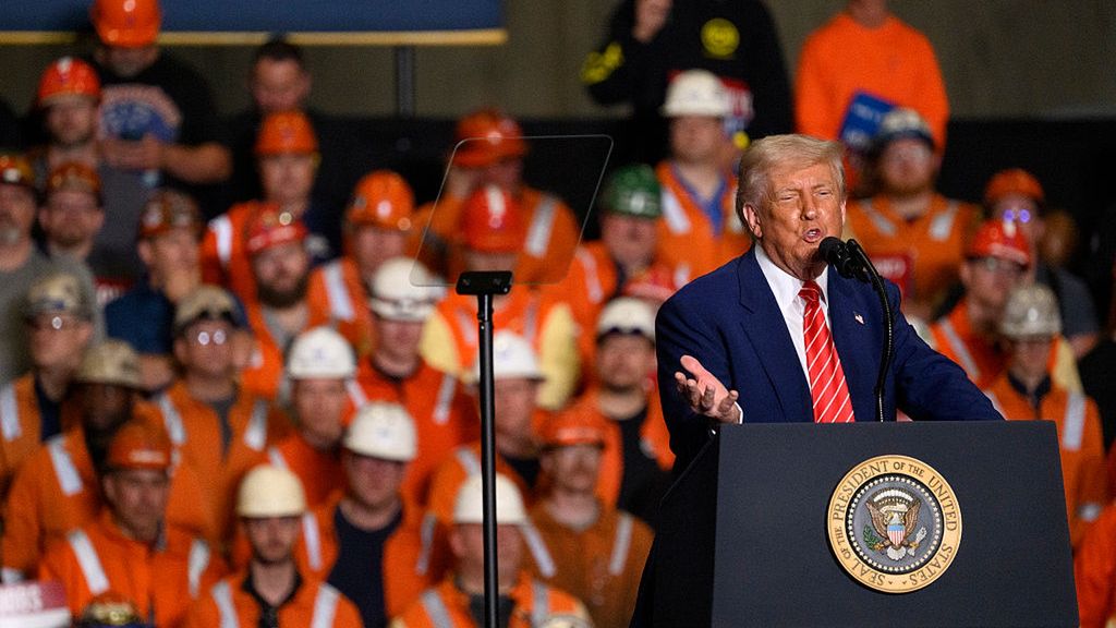 Prezydent Donald Trump w jednej z fabryk U.S. Steel