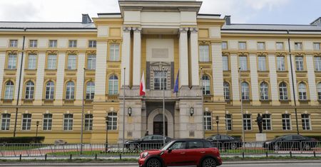 Zamówili miliony litrów paliwa. Rządzący będą jeździć i kopcić