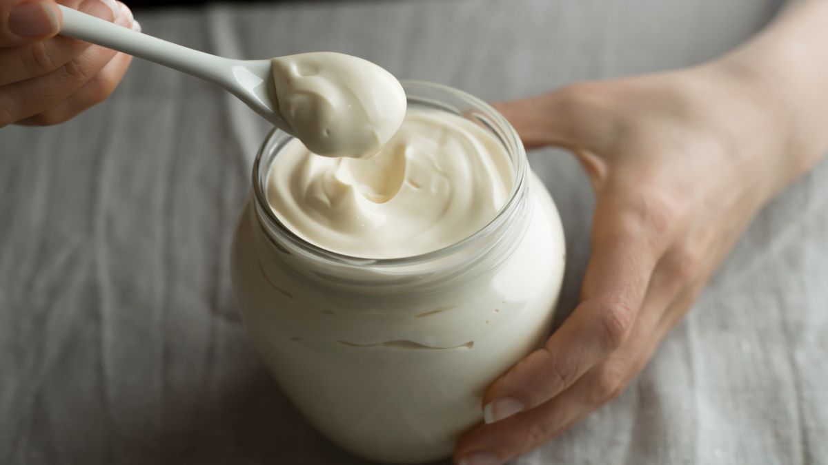 Jogurt naturalny w szklanym słoiczku