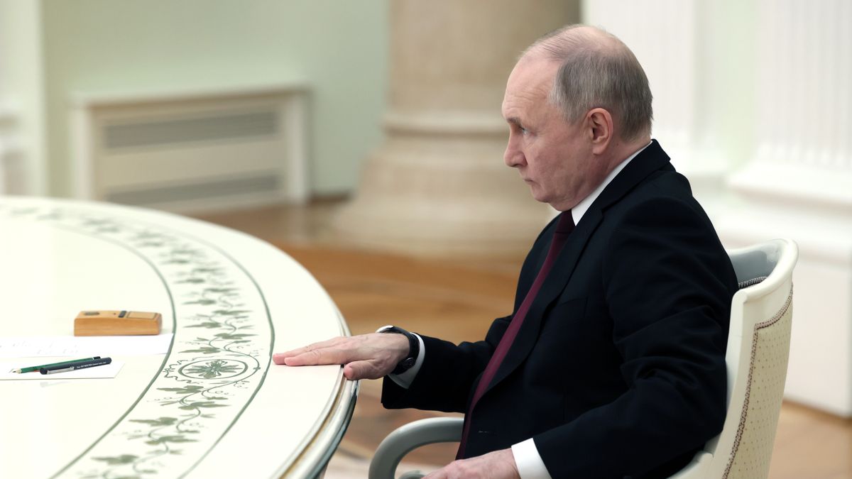 Russian President Vladimir Putin attends a meeting with Serbian film director Emir Kusturica (not pictured) at the Kremlin, in Moscow, Russia, 02 April 2024. During the meeting Kusturica discussed his filming plans for the coming years, 'in particular, films based on works of classical and modern Russian authors', according to the Russian Presidency. EPA/MIKHAIL METZEL/SPUTNIK/KREMLIN POOL / POOL MANDATORY CREDIT Dostawca: PAP/EPA.