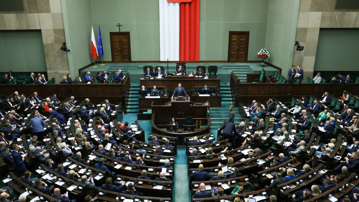 PiS wyprzedził KO w najnowszym sondażu