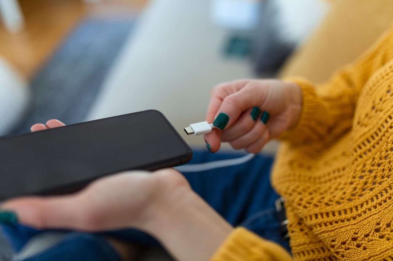 Tak zawsze ładujesz telefon? Natychmiast przestań