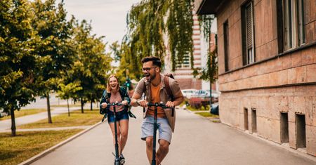 Lato w mieście? Postaw na te hulajnogi elektryczne