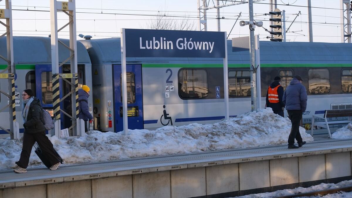 Pasażerowie na peronie stacji kolejowej Lublin Główny