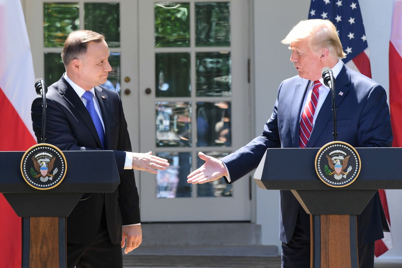 Andrzej Duda, Donald Trump, sieć 5G i znikające rozporządzenie. "Czy o zapisy zabiegała ambasada USA?"