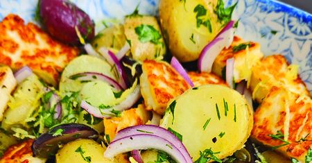 Grecka sałatka z ziemniaków i halloumi. Bije na głowę wszystkie inne