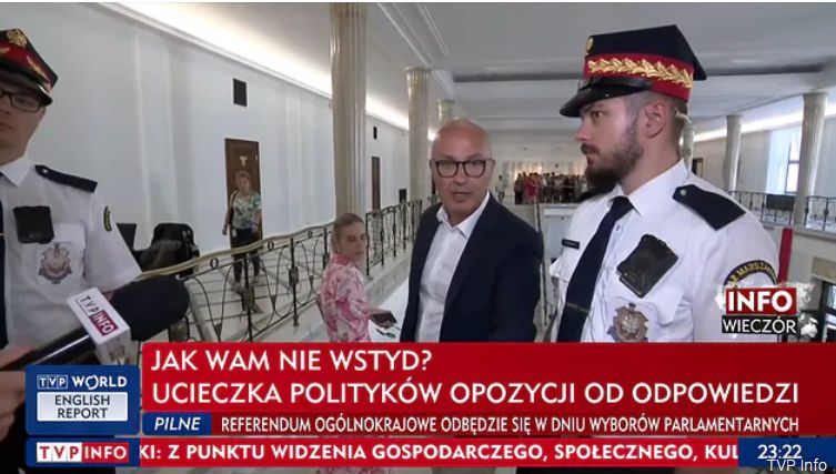 Poseł PO nie dał się sprowokować reporterowi TVP Info. W końcu poprosił o interwencję Straż Marszałkowską 