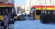 Warszawa: Auto wjechało pod tramwaj na Pradze. Zablokowany ruch tramwajów