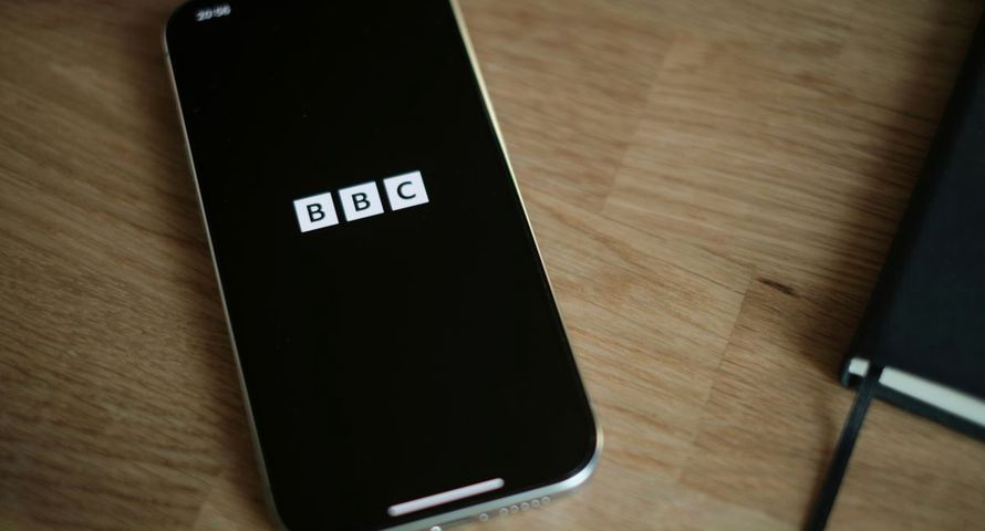 Premier Wielkiej Brytanii strofuje BBC. W tle konflikt stacji z Trumpem i dymisje