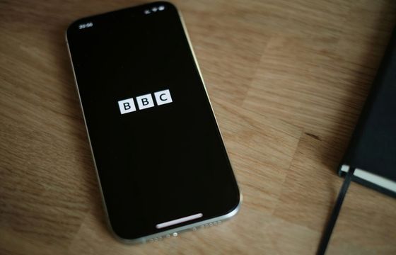 Premier Wielkiej Brytanii strofuje BBC. W tle konflikt stacji z Trumpem i dymisje