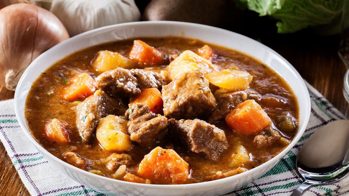 Gulasz drwala z wołowiną i ziemniakami to obiad na 2 dni
