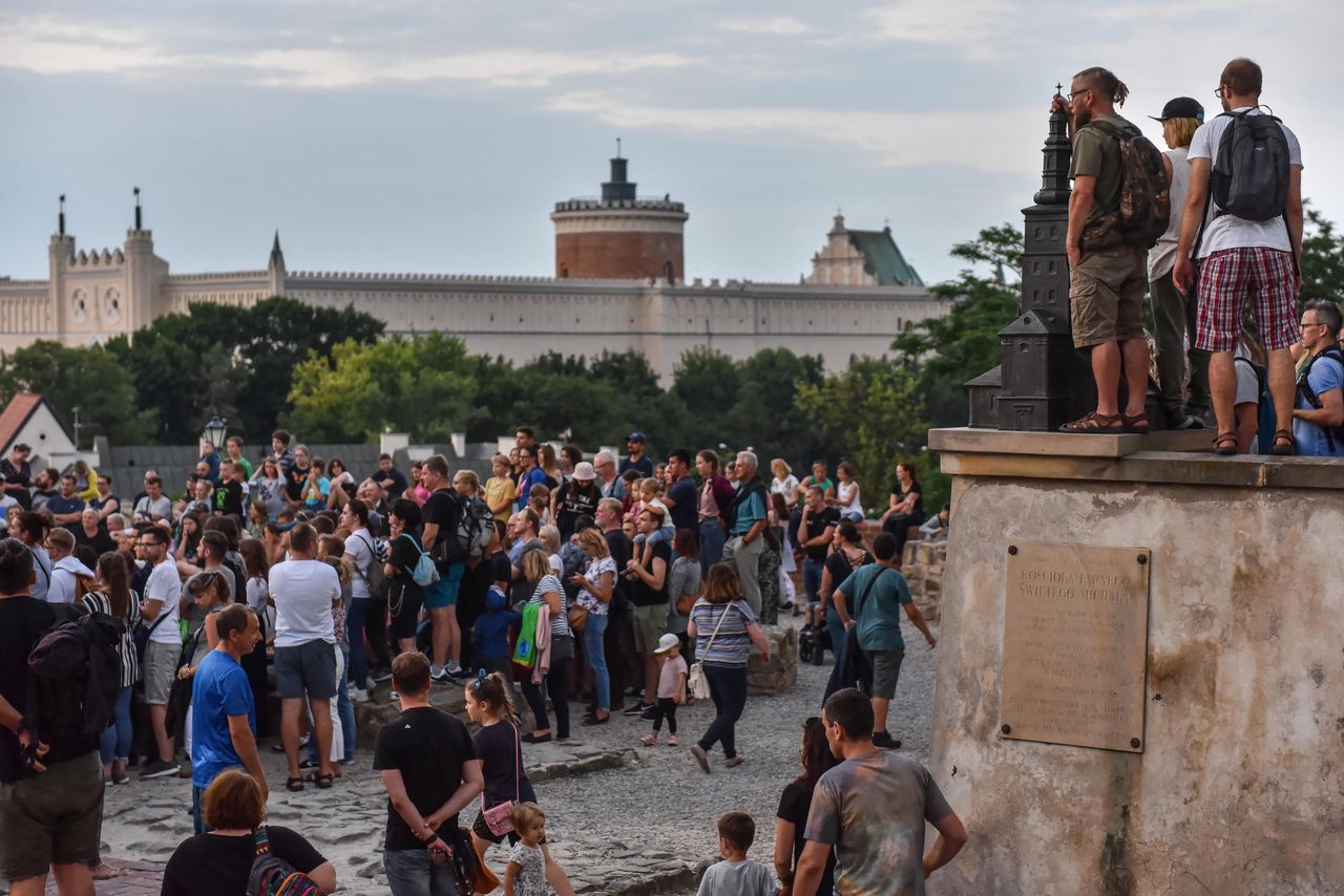 Ryzyko zakażenia na świeżym powietrzu. Eksperci przestrzegają 