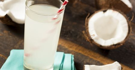 Woda kokosowa - czym jest, właściwości zdrowotne, naturalny izotonik