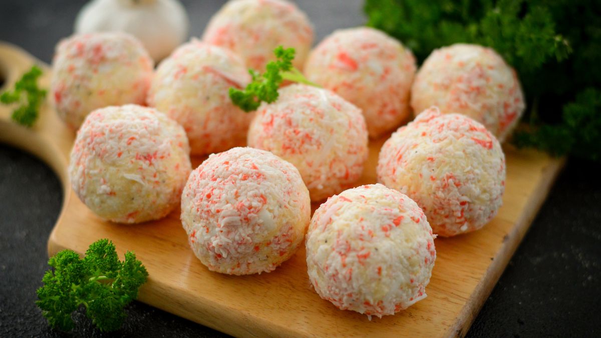 Serowe kulki z paluszkami krabowymi