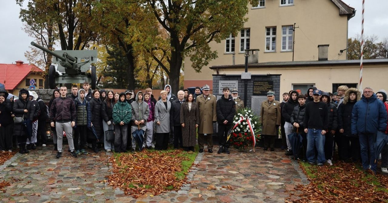 Pleszew: Generał broni Sławomir Owczarek złożył kwiaty pod pomnikiem