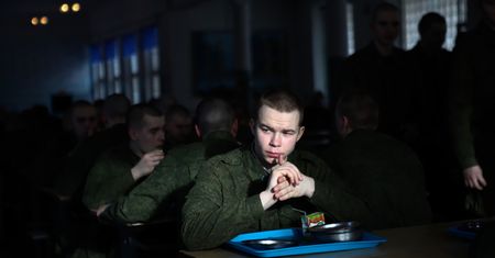 Pobór w Rosji to koszmar młodych mężczyzn. Ich historię opowiada Paweł Wołkow