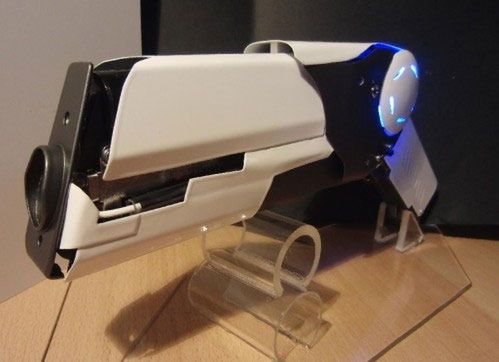 W pełni funkcjonalny pistolet laserowy domowej roboty [wideo]