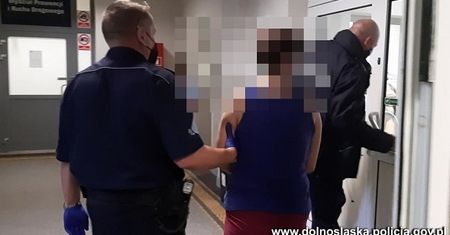 Lubań. Najpierw wtargnęła do domu sąsiadów. Później groziła im nożem na spacerze