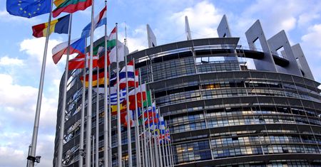 "Gdy miałam 12 lat, mój świat runął". PE namawia do głosowania, przypominając tragiczną historię Europy