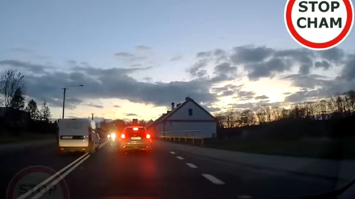 Kierowca popełnił wiele wykroczeń drogowych. Nie został jednak zatrzymany