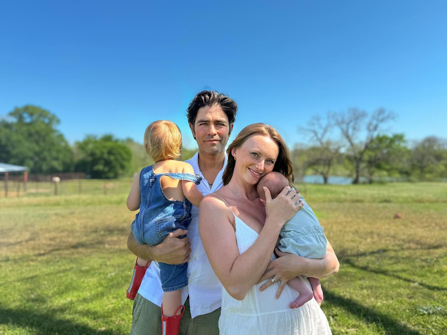 Adrian Grenier z rodziną