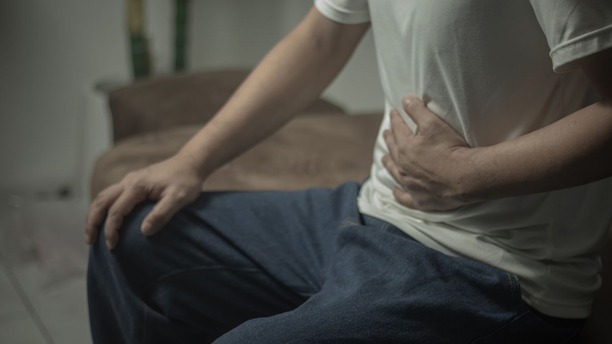 Ropniak pęcherzyka żółciowego objawia się silnym bólem w górnej części brzucha