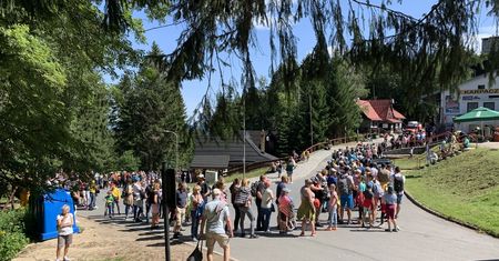 Tłumy w Karpaczu. Nie tylko Zakopane przeżywa oblężenie