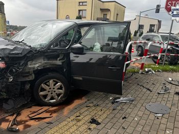 Pyrzowice: Cztery kobiety ranne po zderzeniu dwóch osobówek. Kierowca BMW nie ustąpił pierwszeństwa
