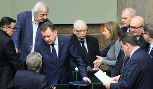 "GW": PiS chce po raz drugi obniżyć wiek emerytalny. Przyszłość seniorów pogrąży się w biedzie?