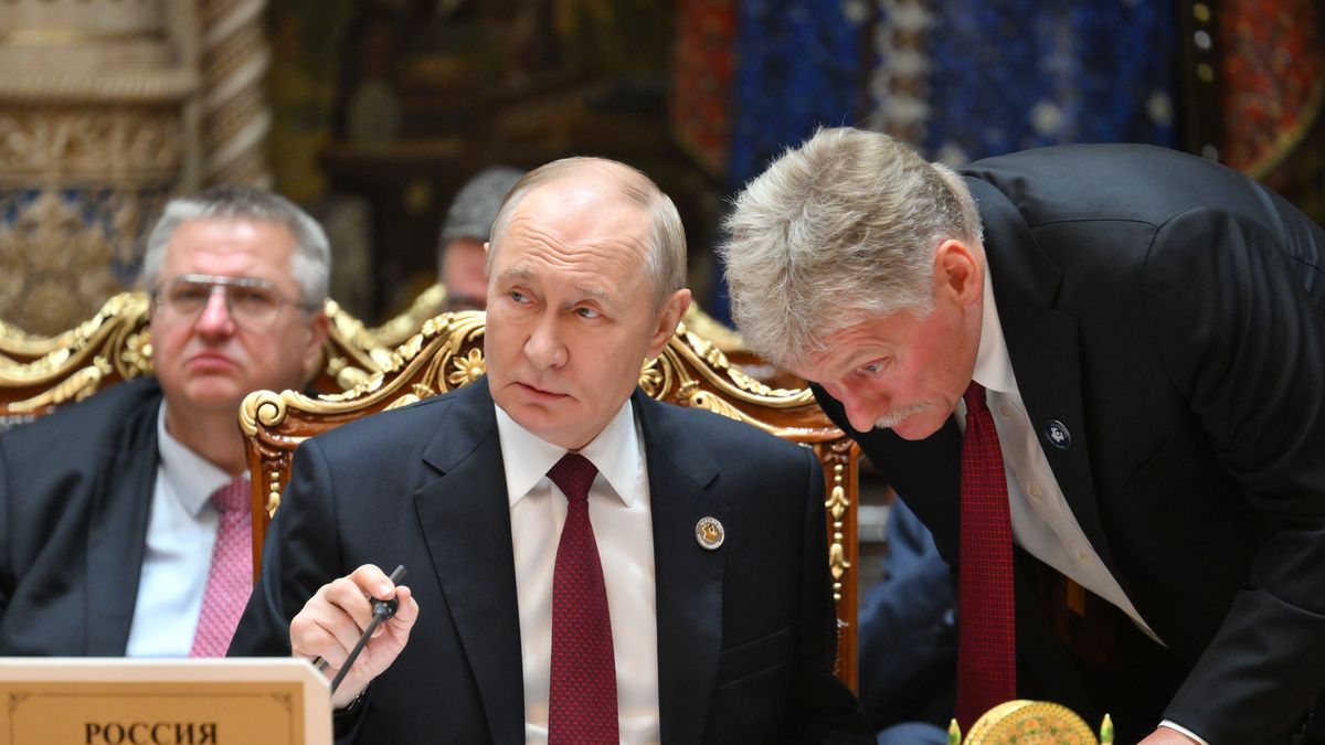 CIS Heads of State Summit in Dushanbe
epa12444111 Russian President Vladimir Putin (L) speaks to Kremlin spokesman Dmitry Peskov during an expanded format meeting of the Commonwealth of Independent States (CIS) Council of Heads of State at the Palace of the Nation in Dushanbe, Tajikistan, 10 October 2025.  EPA/GRIGORY SYSOEV /SPUTNIK/KREMLIN POOL MANDATORY CREDIT 
Dostawca: PAP/EPA.
GRIGORY SYSOEV /SPUTNIK/KREMLIN POOL
CIS, summit, Dushanbe, Tajikistan