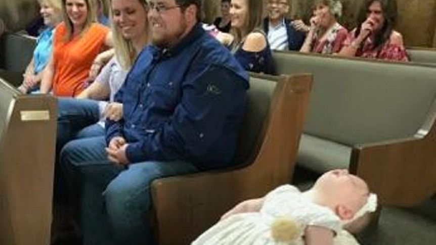 Zasnęła na ślubie. Zdjęcie 2-latki stało się hitem