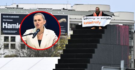 Aktywista oblał pomnik smoleński. "Zrażacie do siebie"