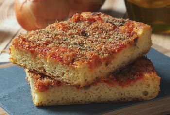 Na domowej imprezie nie może zabraknąć puszystej pizzy. Ta z cienkim spodem pójdzie w zapomnienie