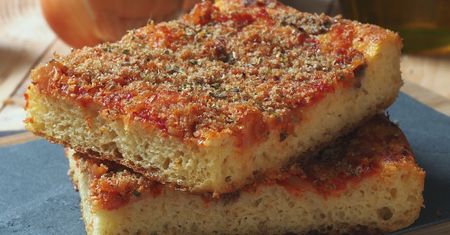 Na domowej imprezie nie może zabraknąć puszystej pizzy. Ta z cienkim spodem pójdzie w zapomnienie