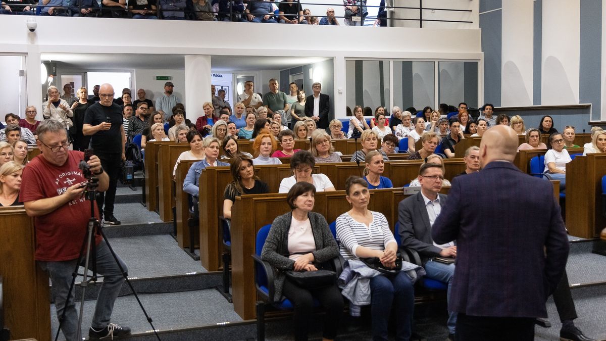 Płock, 08.04.2024. Spotkanie prezydenta Płocka Andrzeja Nowakowskiego z pracownikami firmy Levi Strauss w Płocku, 8 bm. Za kilka tygodni fabryka Levi Strauss przy ul. Otolińskiej ma zostać zamknięta, w wyniku czego ponad 600 osób straci pracę. (amb) PAP/Szymon Łabiński