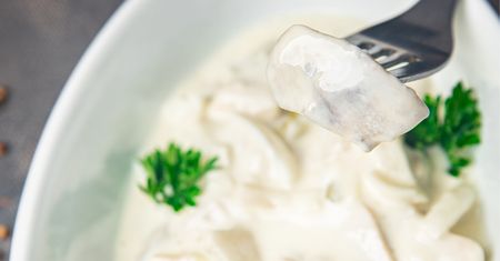 W minionym roku dodałem do śledzi w śmietanie. Wszyscy chwalili mój pomysł