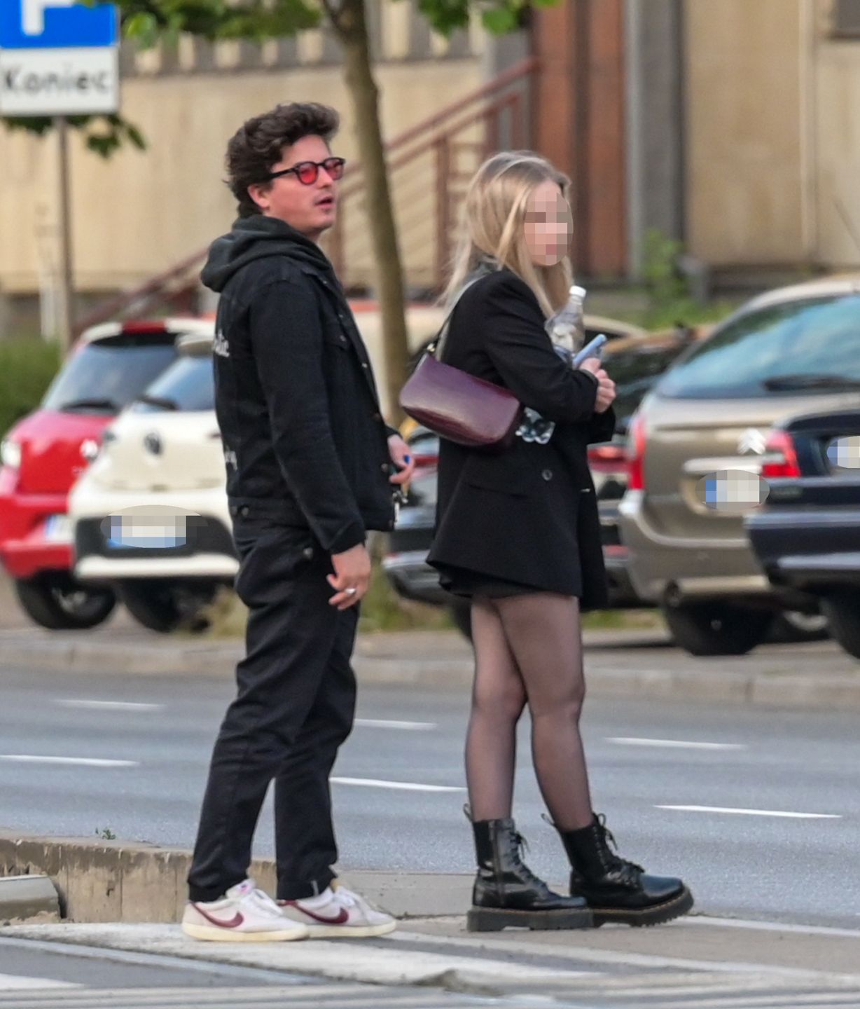 Kuba Karaś wraca poranną porą do mieszkania z tajemniczą blondynką