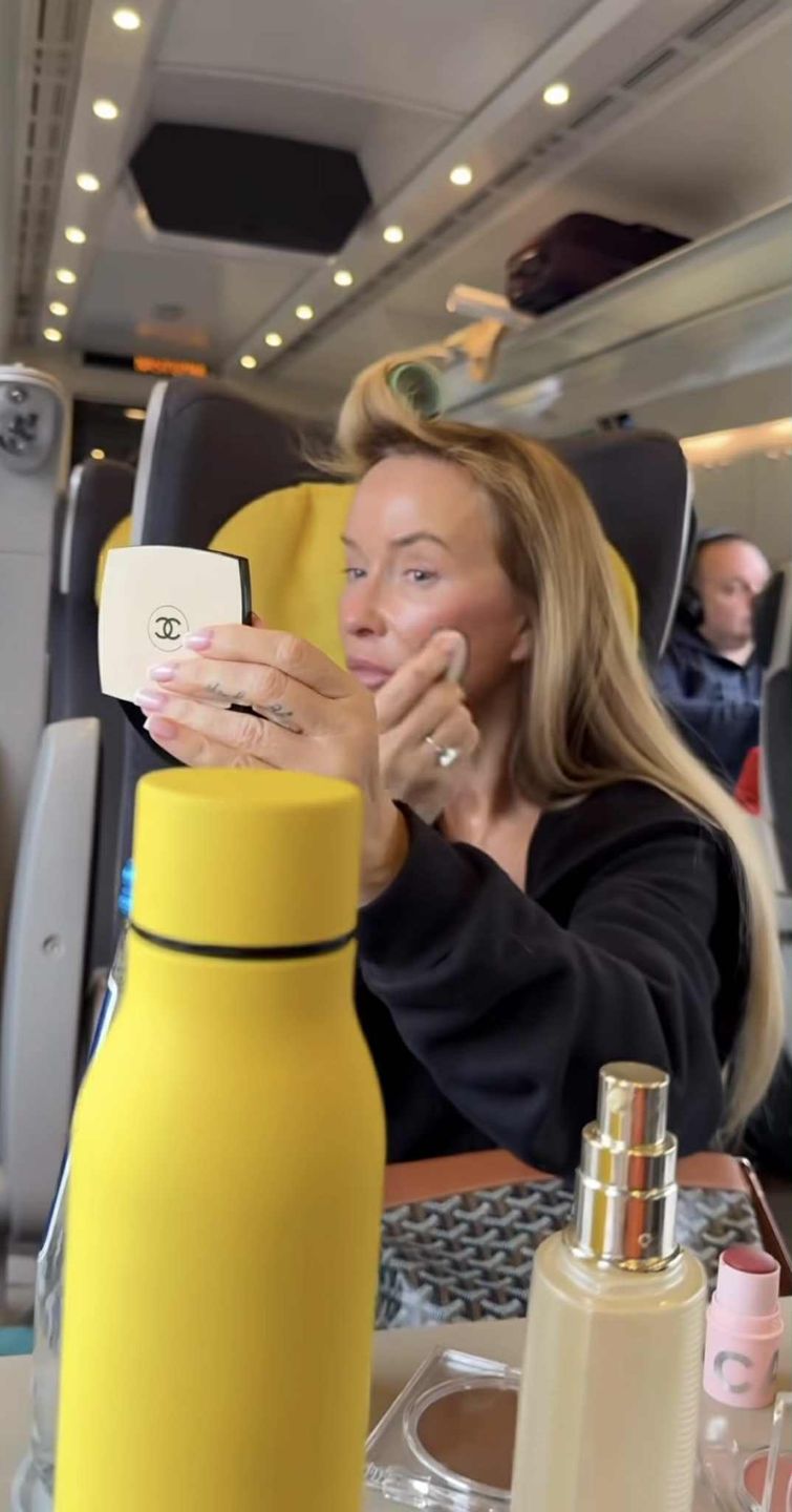 Wyposażona w drogocenną torbę Joanna Przetakiewicz podróżuje PKP