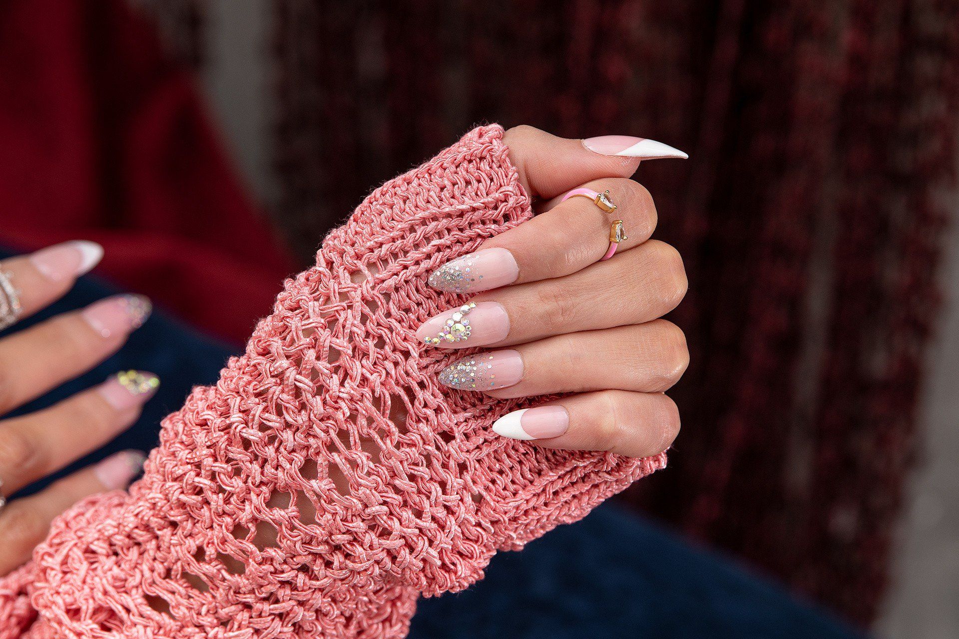 Brokatowe paznokcie to efektowny manicure nie tylko na imprezy