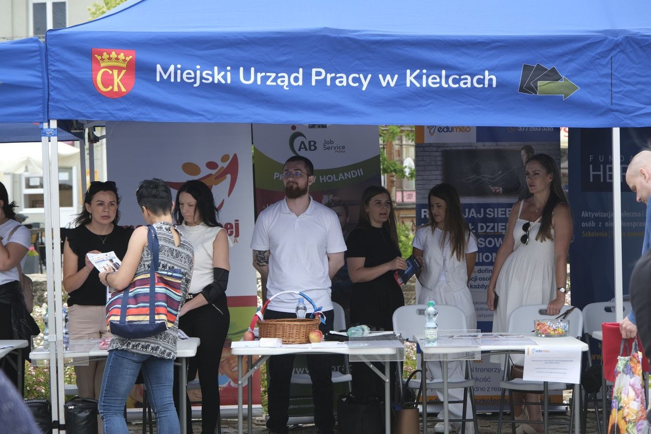 Wakacyjne Targi Pracy w Kielcach. Wiele osób i ofert