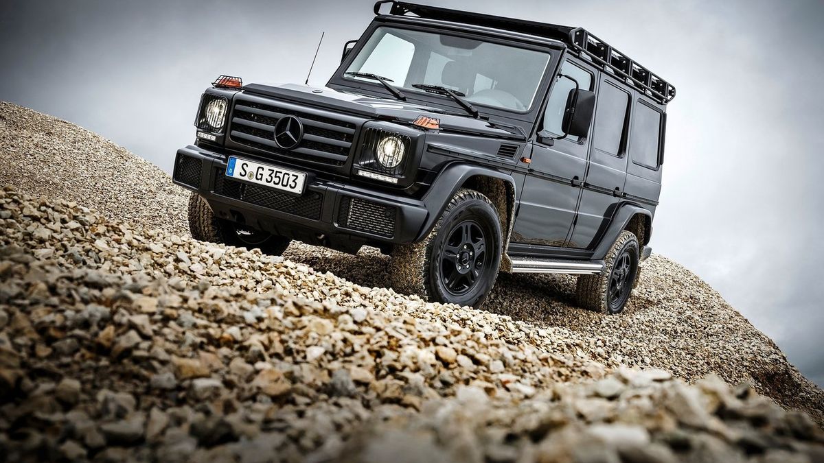 By zrozumieć o co chodzi w tym modelu, trzeba rozszyfrować oznaczenie Professional oraz skróty G461 i G463. Dwa ostatnie, to tak naprawdę dwie oddzielne linie modelowe Mercedesa Klasy G. Pierwsza 461 to wersja robocza tego samochodu, której produkcję zakończono oficjalnie w 2002 roku, ale nieoficjalnie nadal można było ją zamawiać, co robiły różnorakie służby, m. in. wojsko. Natomiast G463 stanowi od tego czasu linię luksusowych samochodów terenowych, konstrukcyjnie bardzo podobnych do G461, ale z nowoczesnym i bogato wyposażonym wnętrzem oraz dynamicznymi silnikami. Na bazie W463 powstały mocne odmiany z wariantami AMG włącznie.