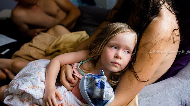 Pierwsze chwile po porodzie noworodka są przeżyciem dla starszego rodzeństwa