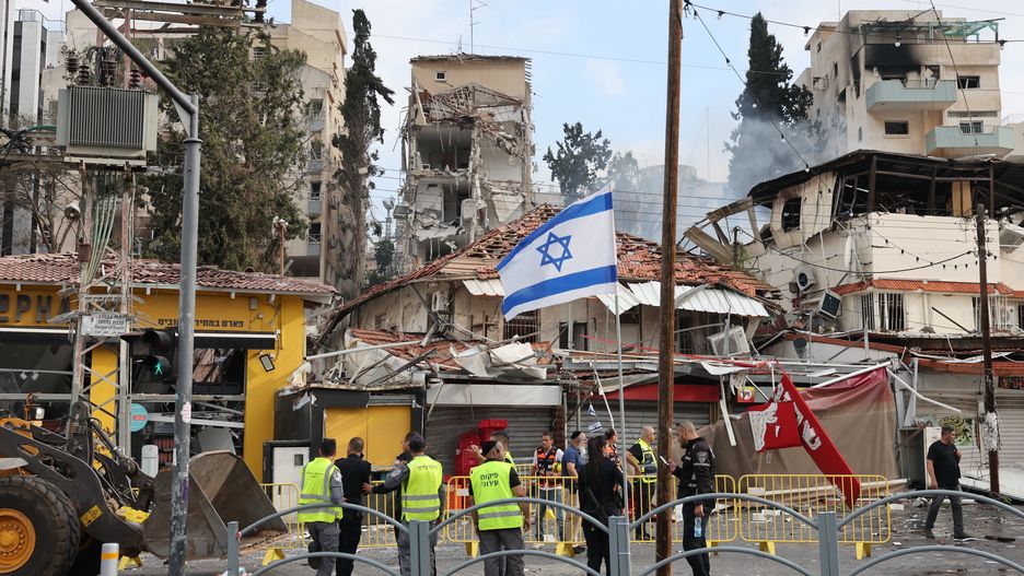 epaselect epa12176676 Israeli rescue teams work at the site of a damaged residential area after Iranian ballistic missiles hit Rehovot, central Israel, 15 June 2025. Iran launched a barrage of ballistic missiles at Israel overnight in retaliation for Israeli airstrikes on Iranian targets. Magen David Adom (MDA), Israel's national emergency services, reported at least six killed and dozens injured, including two in critical condition. EPA/ABIR SULTAN Dostawca: PAP/EPA.