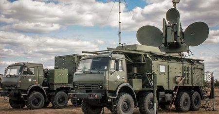 Czołgi z wielkimi antenami przy granicy Ukrainy. To rosyjski sprzęt walki radioelektronicznej