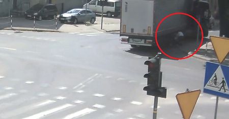 Potrącił wózek z bliźniakami i odjechał. Policja szuka świadków