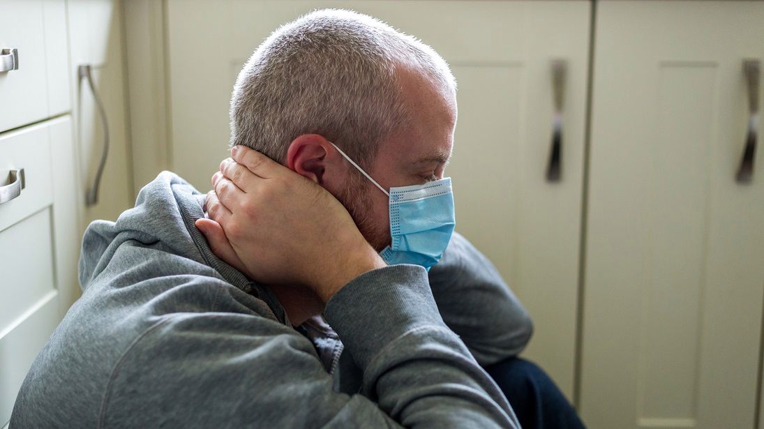 Jak uniknąć zakażenia, jeżeli na COVID choruje ktoś z domowników? Ograniczamy kontakty z zakażonym do minimum i często wietrzymy mieszkanie