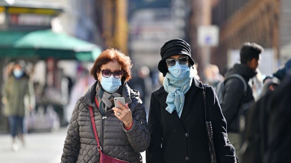 arch48(211130) -- ROME, Nov. 30, 2021 (Xinhua) -- People wearing face masks walk on a street in Rome, Italy, on Nov. 30, 2021. Italy on Tuesday reported 12,764 new COVID-19 cases, bringing the total number of confirmed COVID-19 cases to 5,028,547, according to the latest data from Italian Ministry of Health. (Xinhua/Jin Mamengni)Jin Mamengni
