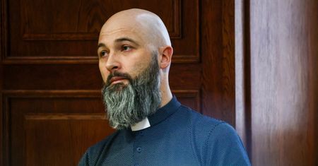 Ksiądz Olszewski stanął przed sądem. "Jestem nękany"