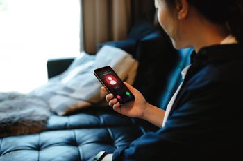 Nie odbieraj, ignoruj. Ekspertka wyjaśnia, jak walczyć z telefonicznym spamem