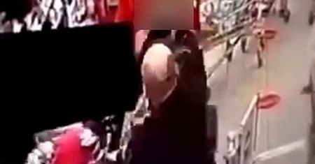 Uderzył kobietę w supermarkecie. Napastnik z Leszna usłyszał zarzuty